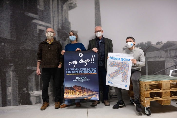 Sare eta Bakegileen ordezkariak gaur Donostian egin duten agerraldia hasi aurretik. (Jon URBE/FOKU)