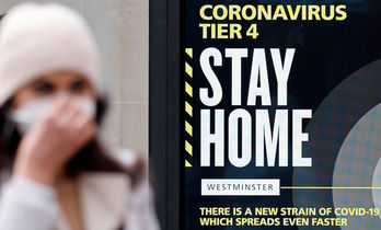 Un aviso en Londres recomienda quedarse en casa ante la nueva variante del coronavirus. (Tolga AKMEN/AFP)