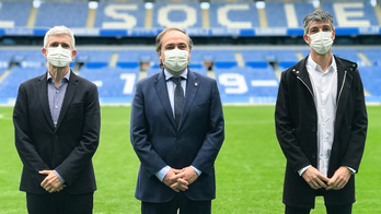 Roberto Olabe, Jokin Aperribay e Imanol, en la foto oficial realizada para anunciar su renovación. (REAL SOCIEDAD)