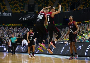 Kulboka y Rouselle celebran una acción positiva en el triunfo más cómodo hasta la fecha de los hombres de negro. (FIBA BASKETBALL)