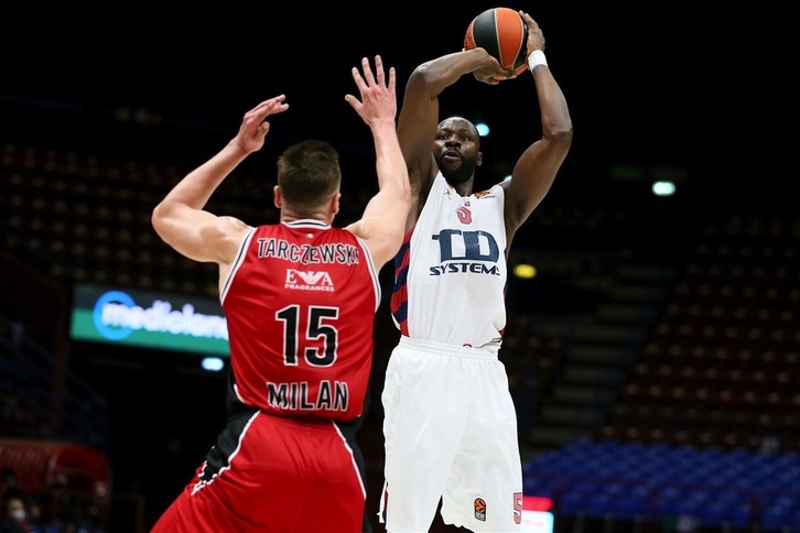Jekiri se levanta ante Tarczewski en uno de los mejores partidos del pívot nigeriano desde que recalara en el Baskonia. (EUROLEAGUE.NET)