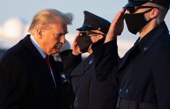 Donald Trump, antes de partir hacia Florida para pasar las fiestas navideñas. (Saul LOEB/AFP)