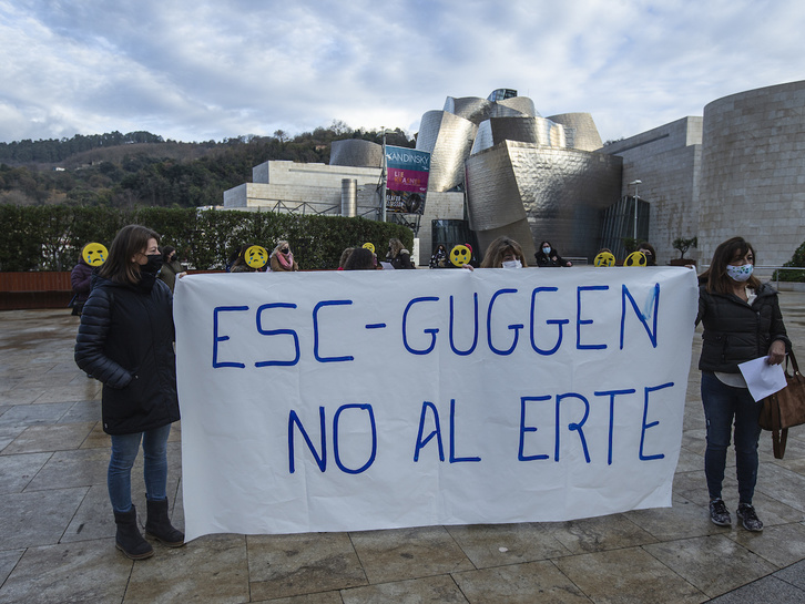Protesta contra el ERTE en el Guggenheim. (Aritz LOIOLA/FOKU)