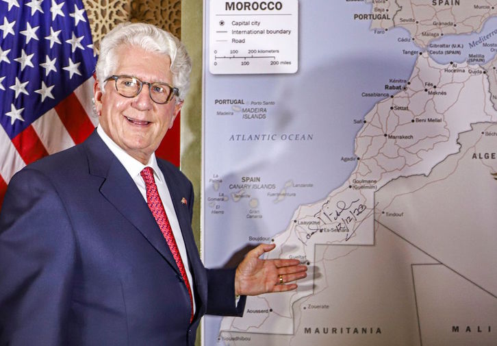 El embajador de Estados Unidos en Marruecos, ante un mapa del Sahara ocupado. (AFP)
