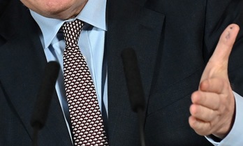  Detalle del dedo del premier británico, Boris Jonhson, tras la firma del acuerdo. (PAUL Gover/AFP) 