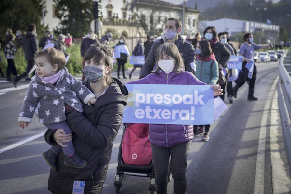 Presoen seme-alaben eskubideak aldarrikatu dituzte. (Gorka RUBIO/FOKU)