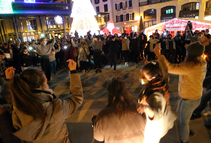 Ambiente festivo y reivindicación en la Plaza del Mercado de Baiona. BOB EDME