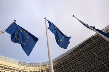  Banderas en la sede de la Comisión Europea en Bruselas. (Francois WALSCHAERTS/AFP) 
