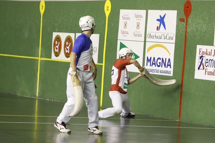 Azpiroz lleva una pelota de revés en la pared izquierda de Lodosa (FUNDACIÓN REMONTE)