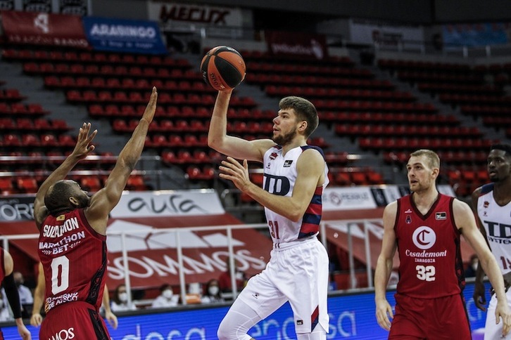 Rokas Giedriatis ante Casademont Zaragoza. (E. CASAS / ACB PHOTO)
