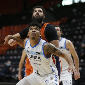 El duelo entre Dubljevic y Echenique ha sido de lo poco en el que GBC no ha salido trasquilado. (M. Á. POLO / ACB PHOTO)