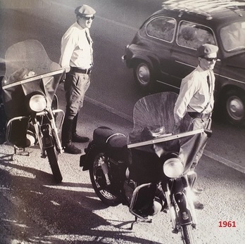 Patrulla de Tráfico de la Policía Foral en 1961. (@policiaforal_na)