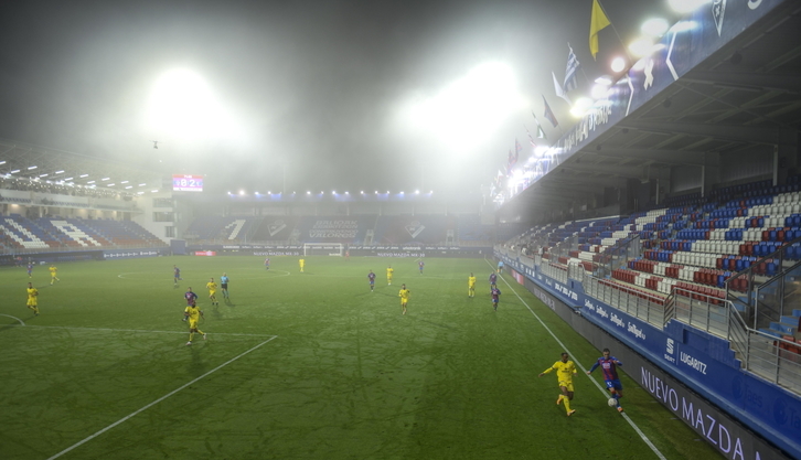 Imagen de las gradas vacías de Ipurua en el duelo entre Eibar y Villarreal. (Jon URBE / FOKU)