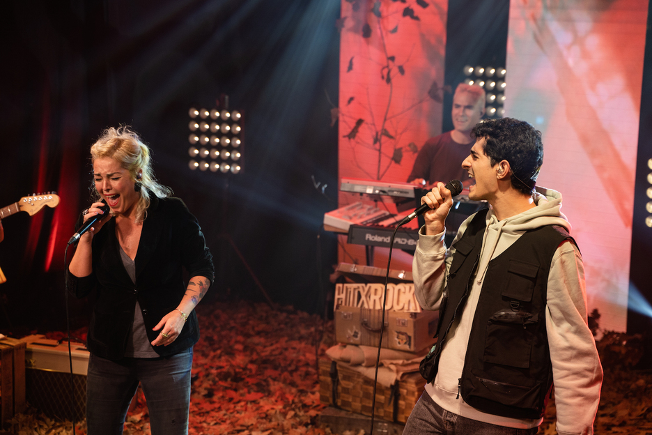 Zaloa Urainek eta Tomas Lizarazuk Su ta Garren ‘Gau iluna amaitu da’ abestu zuten. (Beñat GOIA) Zaloa Urainek eta Tomas Lizarazuk Su ta Garren ‘Gau iluna amaitu da’ abestu zuten. (Beñat GOIA)