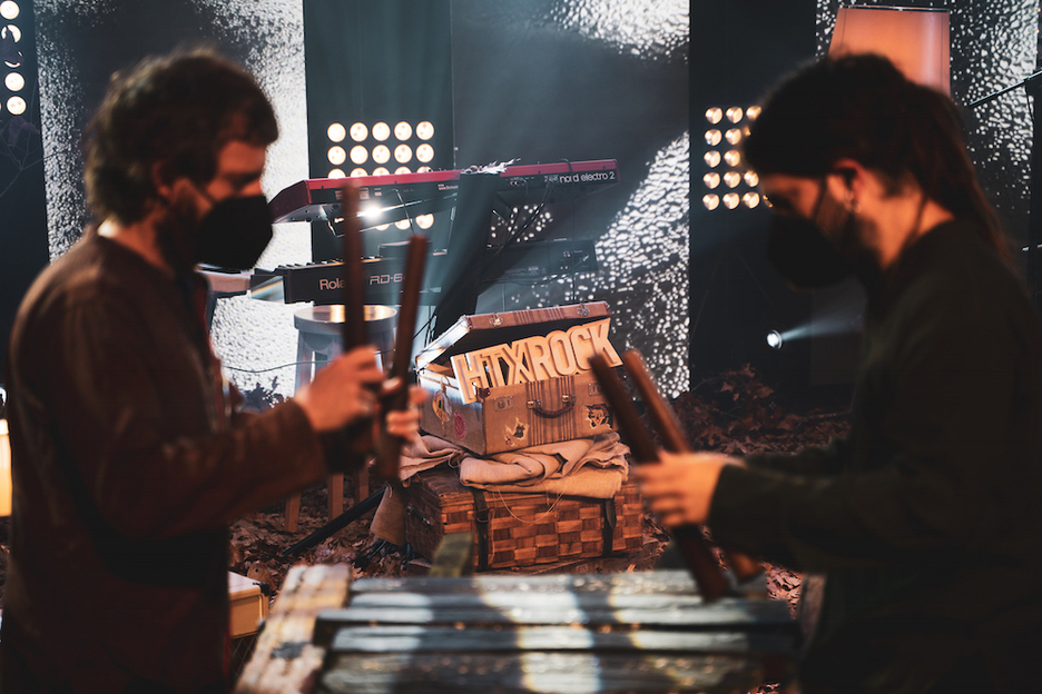 Hutsunek txalaparta doinu apurtzaileak jarri zizkion ‘Izena, izana eta ezina’ abestiari. (Beñat GOIA) Hutsunek txalaparta doinu apurtzaileak jarri zizkion ‘Izena, izana eta ezina’ abestiari. (Beñat GOIA)