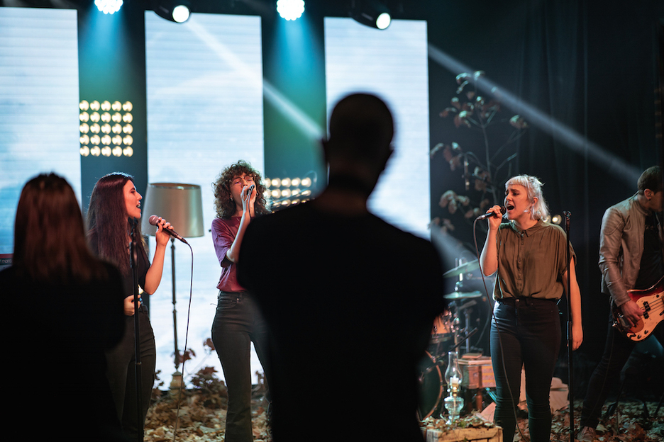 Claudia Rodriguez, Lorena Aisa eta Idoia Tapia izan ziren ‘Itsasoa gara’ plazaratzearen arduradunak. (Beñat GOIA) Claudia Rodriguez, Lorena Aisa eta Idoia Tapia izan ziren ‘Itsasoa gara’ plazaratzearen arduradunak. (Beñat GOIA)