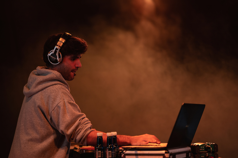 Little Martin Selektah platerak biratuz. (Beñat GOIA) Little Martin Selektah platerak biratuz. (Beñat GOIA)