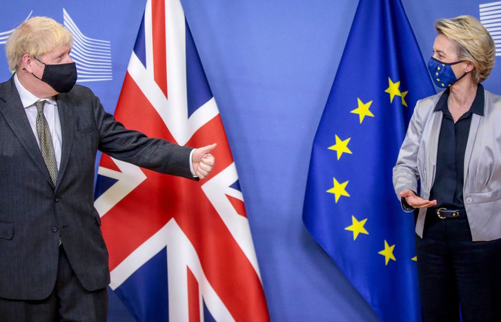 El premier británico, Boris Johnson, junto a Ursula von der Leyen, presidenta de la Comisión Europea, en un encuentro anterior. (Olivier HOSLET/ POOL / AFP)