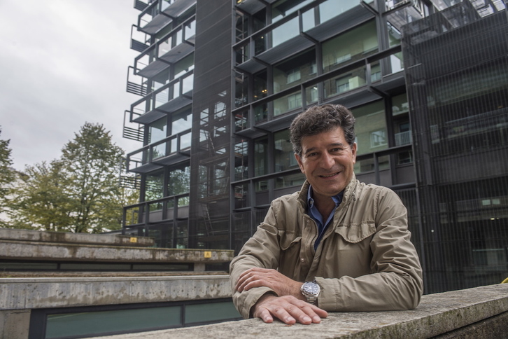 El economista Javier García a las puertas de la Cámara de Comercio de Gipuzkoa. (Juan Carlos RUIZ / FOKU)