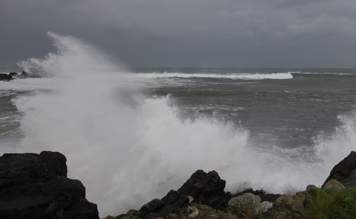 Imagen del fuerte oleaje en la playa de Mundaka. (Raul BOGAJO/FOKU)