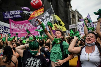 Manifestantes a favor del aborto celebrando el voto afirmativo de la Cámara de Diputados. (Ronaldo SCHEMIDT/FOKU)