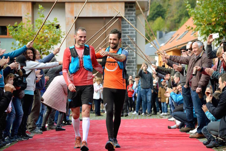 Aritz Ganboa (eskuinean) eta Iker Karrera, Izabara heltzen.