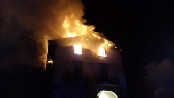 El fuego ha causado graves daños en la vivienda. (@SuhiltzaileGIP)