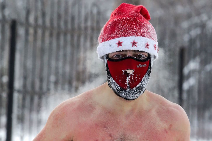 La máscara se ha generalizado tras polémicas iniciales. En la foto, un bañista navideño en Siberia. (Rostislav NETISOV | AFP)