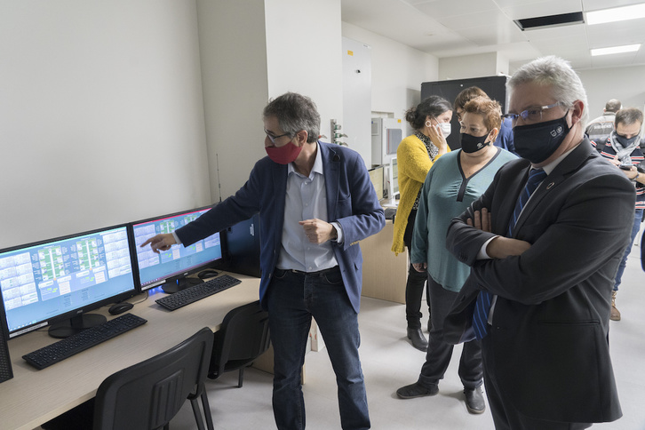 José Ignacio Asensio, a la derecha, mientras César Gimeno señala los paneles de control de los hornos que mostraban una temperatura superario a los 850 grados, en la visita del 11 de diciembre. (Gorka RUBIO/FOKU)