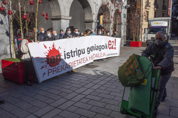 Concentración en Azpeitia tras un accidente laboral mortal ocurrido en la localidad. (Juan Carlos RUIZ/FOKU)