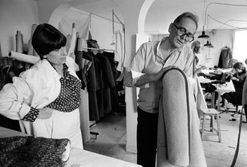 Pierre Cardin, en su estudio de París en 1979. (Pierre GUILLAUD | AFP)
