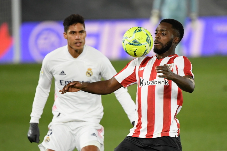 Williams controla el balón ante la atenta mirada de Varane. (Oscar DEL POZO / AFP)