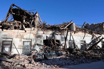 Un edificio destruido como consecuencia del terremoto en Petrinja. (Denis LOVROVIC/AFP)
