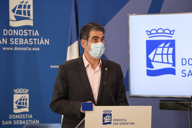 Eneko Goia, alcalde de Donostia, en la comparecencia en la que ha anunciado las nuevas promociones de viviendas. (DONOSTIAKO UDALA)
