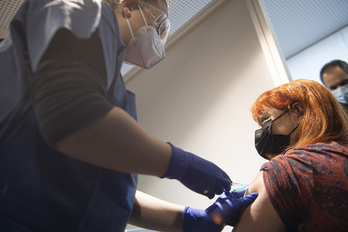 Una trabajadora sociosanitaria recibe la vacuna en Refena. (Jagoba MANTEROLA/FOKU)