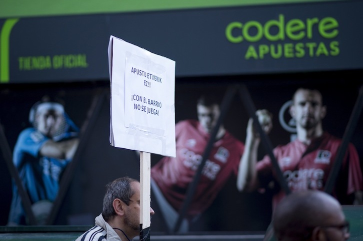 Imagen de archivo de una protesta contra las casas de apuestas en Iruñea. (Iñigo URIZ/FOKU)