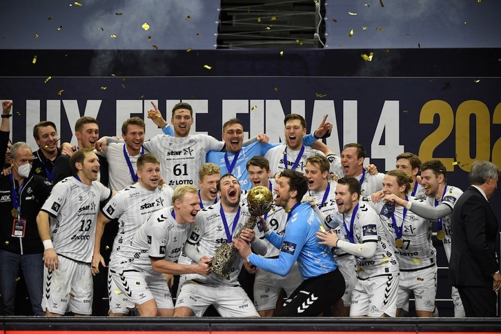 El genial Niklas Landin y sus compañeros levantan el trofeo en Colonia (Ina FASSBENDER / AFP)