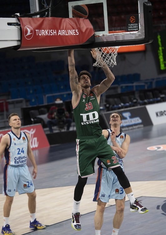El retorno a las canchas de Achille Polonara no ha podido resultar más oportuno ni más heroico. (Raúl BOGAJO / FOKU)