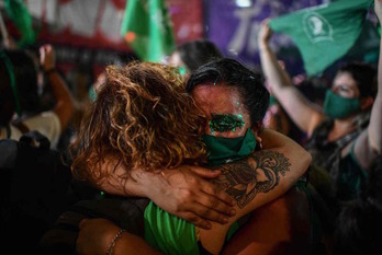 Dos mujeres se abrazan tras la aprobación de la ley del aborto en Argentina. (RONALDO SCHEMIDT / AFP) 