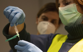 Preparando una vacuna contra el coronavirus, este martes en Iruñea. (Jagoba MANTEROLA / FOKU)