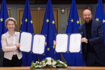 Ursula von der Leyen y Charles Michel, tras la firma del acuerdo para la futura relación con el Reino Unido. (Johanna GERON/AFP)