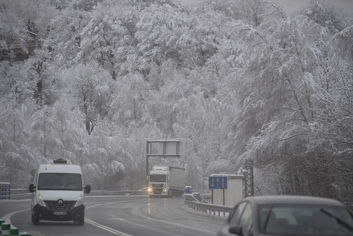 Camiones por Belate entre la nieve, esta mañana de miércoles. (Jagoba MANTEROLA | FOKU)