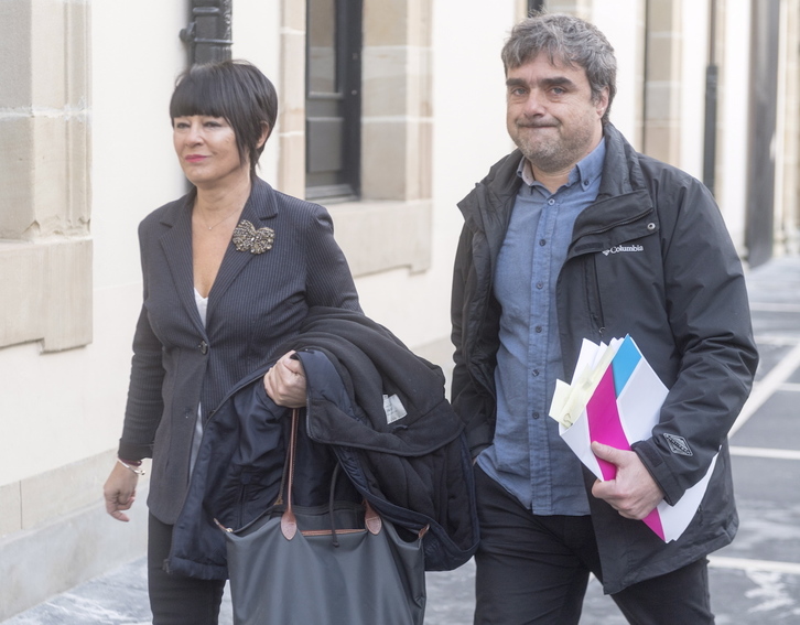 Maddalen Iriarte y Mikel Otero se dirigen al Parlamento de Gasteiz el pasado mes de febrero. (Juanan RUIZ/FOKU)