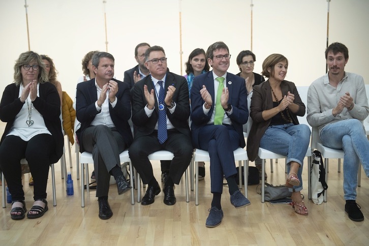 Santano (segundo por la izquierda) y Alkorta (segunda por la derecha) junto al equipo de gobierno de Eudel. (Jon URBE/FOKU)