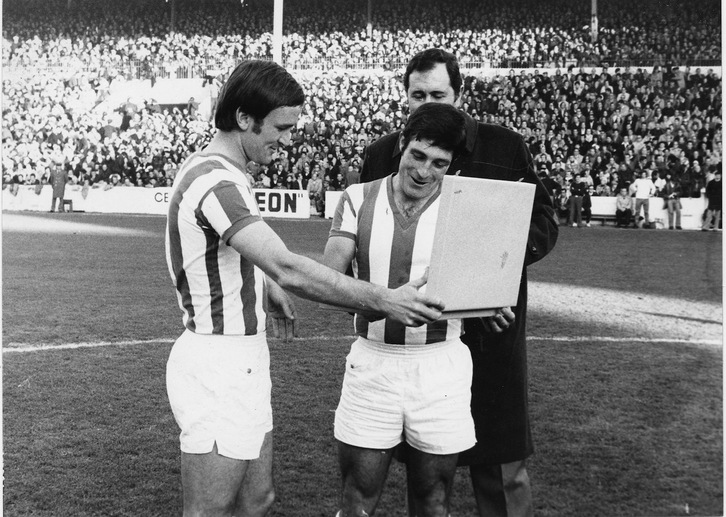 Gaztelu, homenajeado en el viejo Atotxa (TWITTER REAL SOCIEDAD)