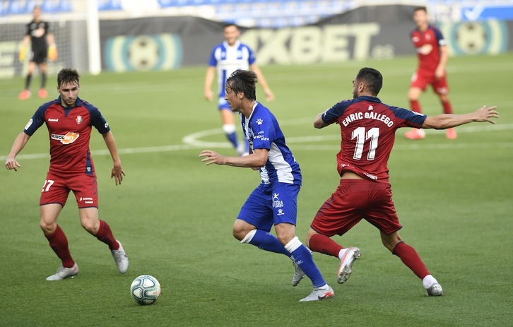 Tomás Pina conduce el balón en uno de los derbis contra Osasuna de la pasada temporada (Raúl BOGAJO / FOKU)