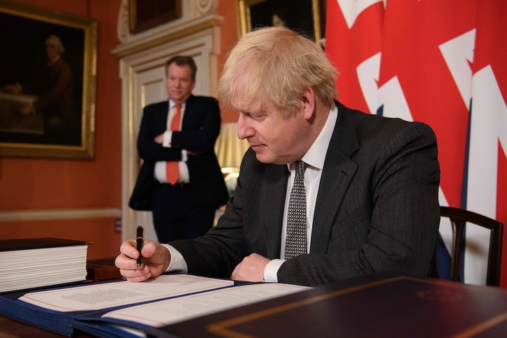 Boris Johnson firmando el acuerdo pos-Brexit entre Reino Unido y la UE. (Leon NEAL/AFP)