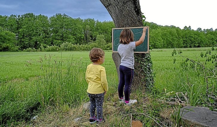 Dos niñas frente a una pizarra en Hernani, en el comienzo de la desescalada. (Jon URBE/FOKU)