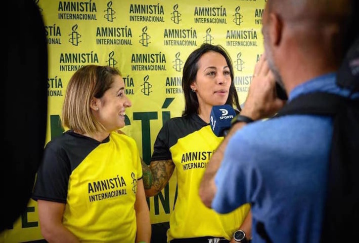 Evelina Cabrera charla con los medios durante un acto con Aministía Internacional. (AFFAR)