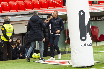 Garitano saluda a Imanol antes de arrancar el derbi en San Mamés. (Monika DEL VALLE / FOKU)